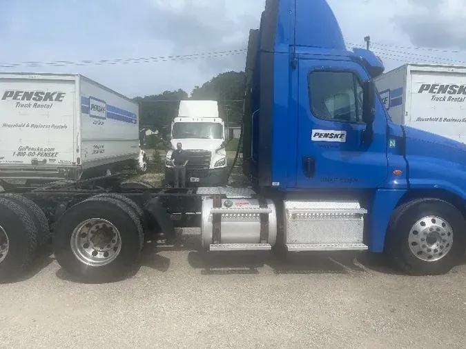 2017 Freightliner X12564ST