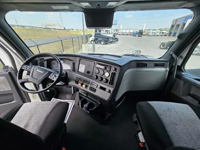 2021 FREIGHTLINER Cascadia 126