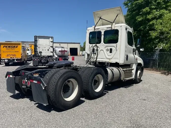 2016 Freightliner X12564ST