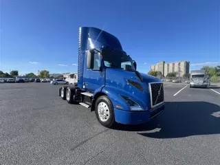 2020 VOLVO VNR300