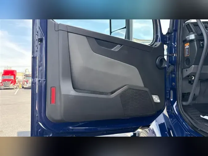 2022 VOLVO VNL760