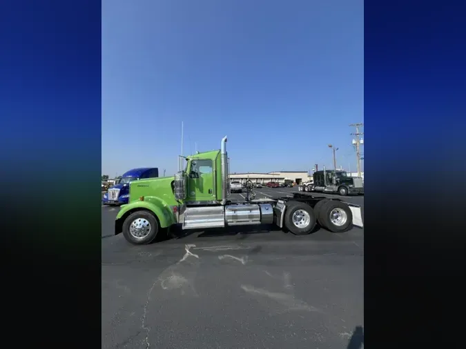 2025 Kenworth W900