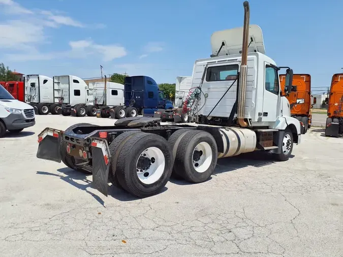 2015 VOLVO VNL64T