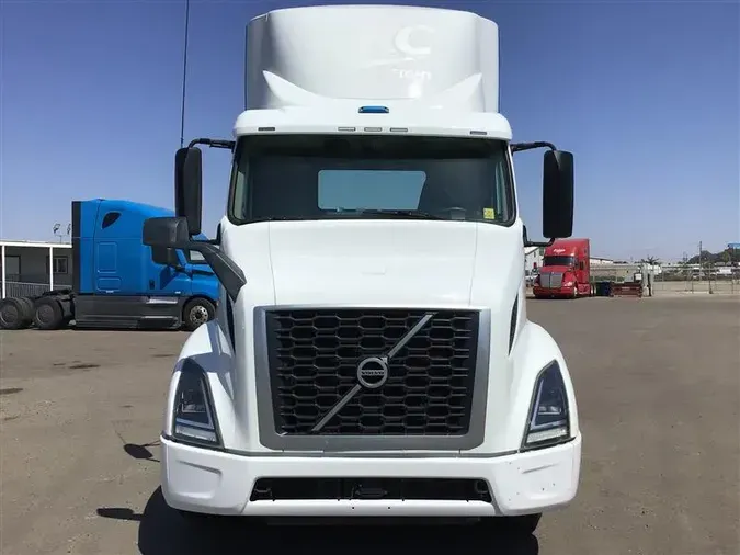 2020 VOLVO VNR300