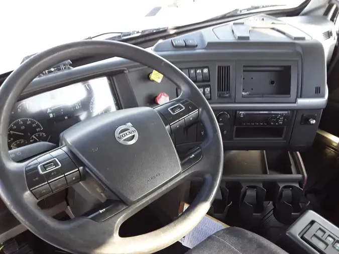 2019 VOLVO VNL64T-300