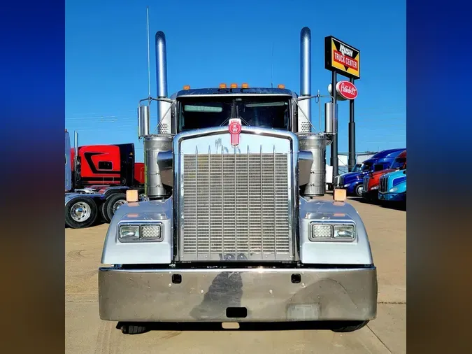 2023 Kenworth W900L