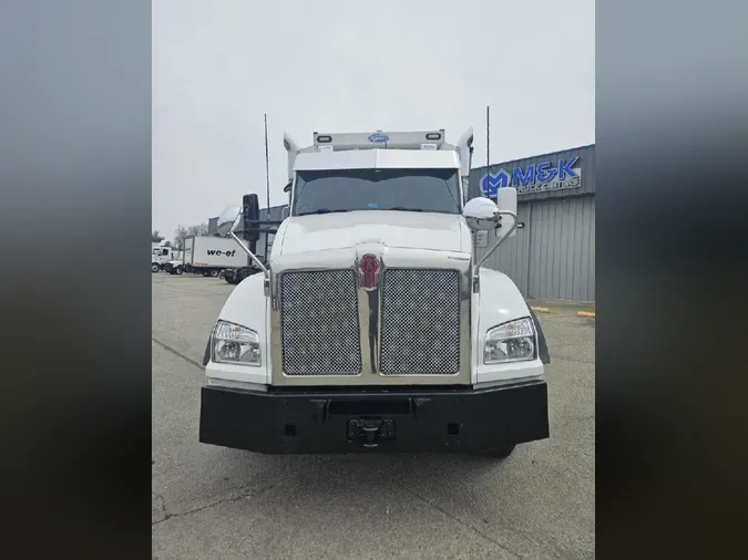 2023 KENWORTH T880