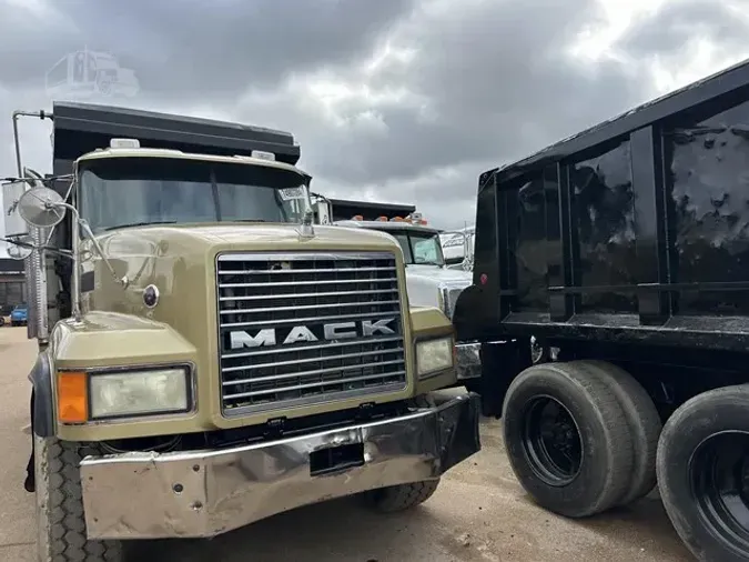 2002 MACK CL713