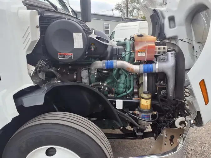 2019 VOLVO VNL42T 300