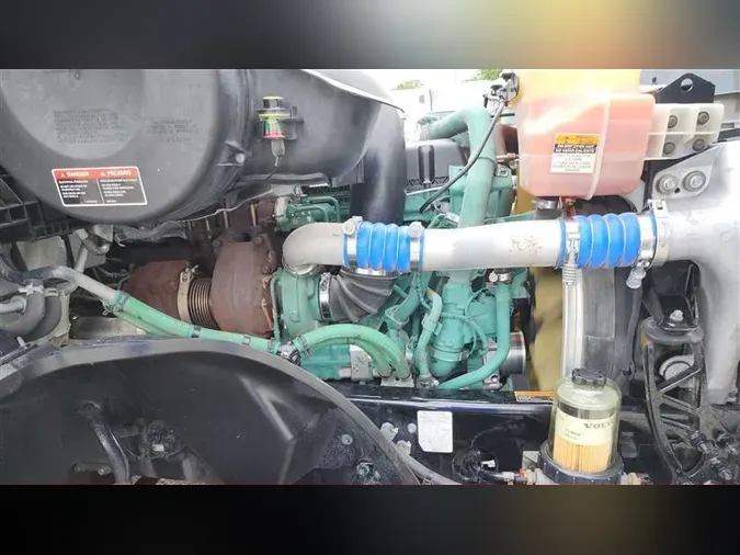 2021 VOLVO VNL740