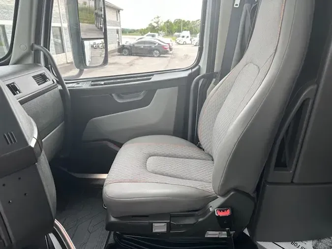 2020 VOLVO VNL64T860