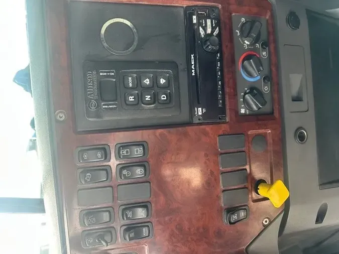 2017 MACK GU713