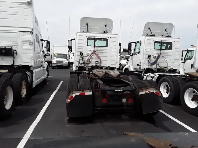 2020 VOLVO VNL64T-300
