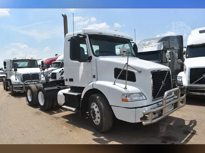 2014 VOLVO VNM64T200