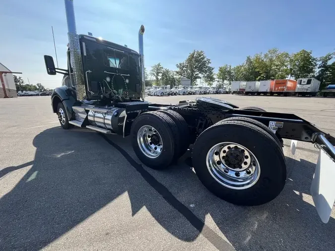 2025 Kenworth T880