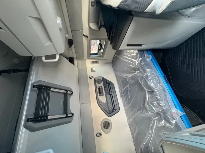 2027 VOLVO TRUCK VNL64TV04