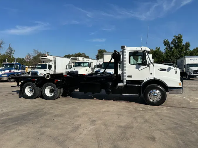 2018 VOLVO VHD64B200