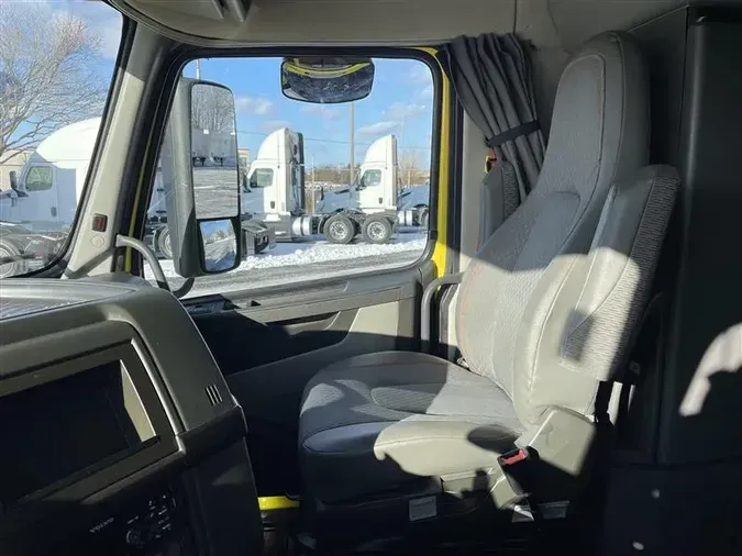 2021 VOLVO VNL64T760