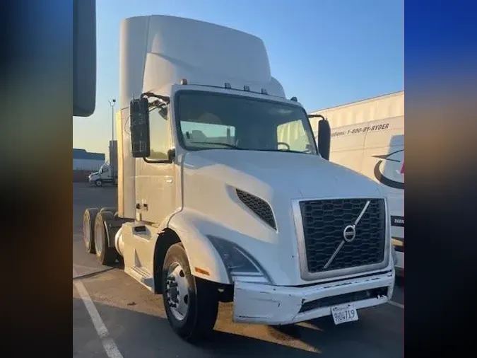 2018 VOLVO VNL64T-300