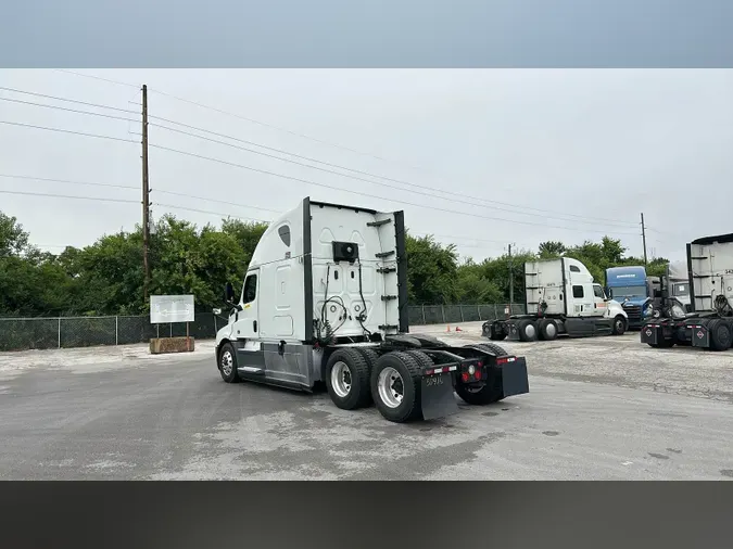 2020 Freightliner Cascadia 126
