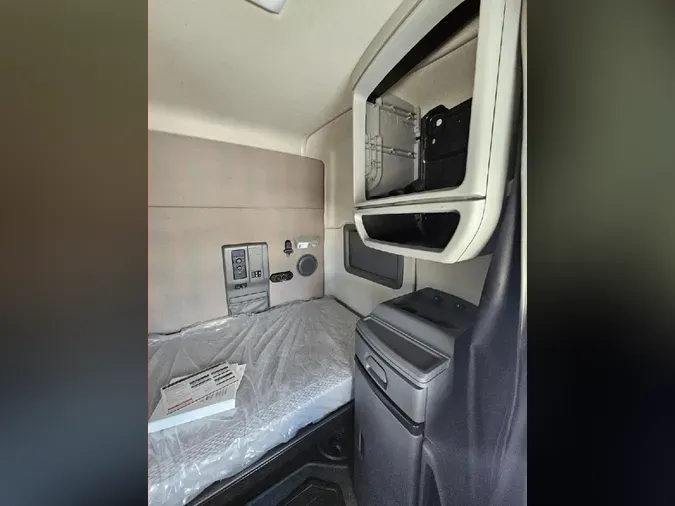 2022 VOLVO VNL64T740