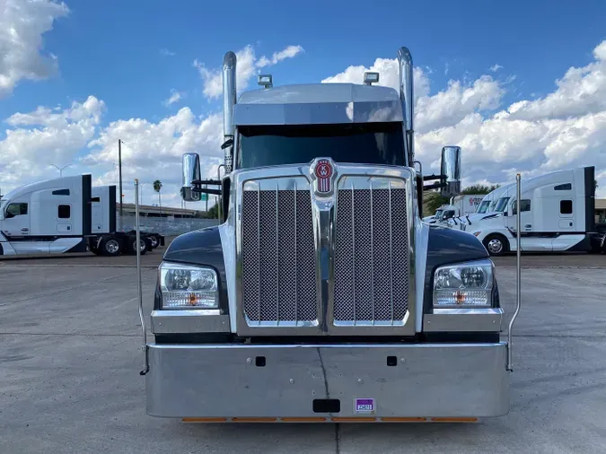 2023 Kenworth W990