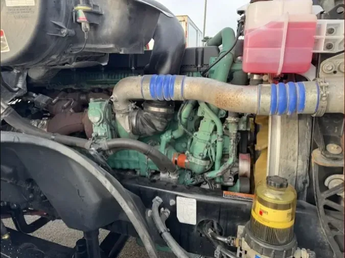 2019 VOLVO VNL64T-300386caabb9b2bf1b9352af399aea75907