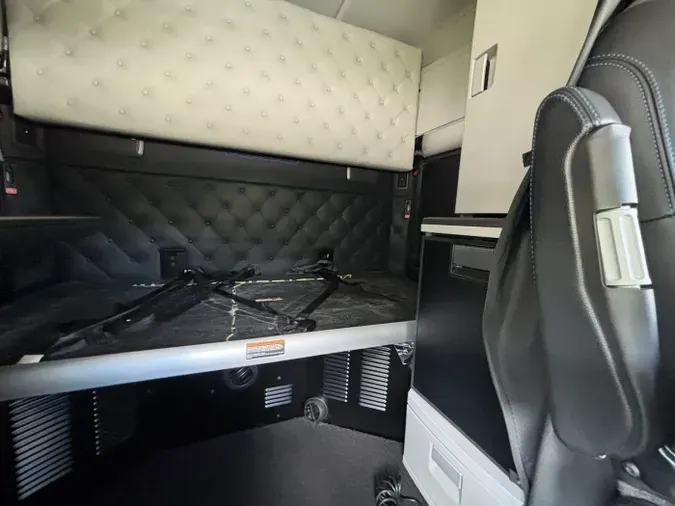 2023 Kenworth W990
