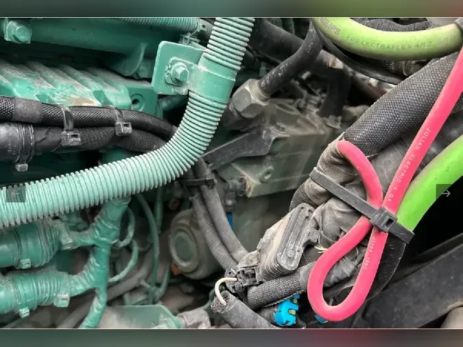 2025 VOLVO VNL64T760