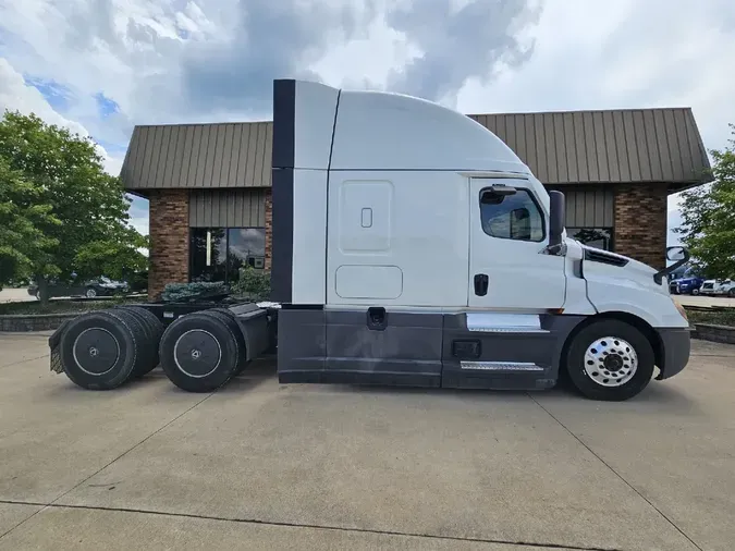 2021 FREIGHTLINER Cascadia 126