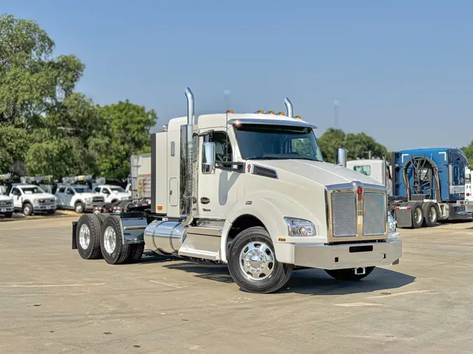 2025 KENWORTH T880