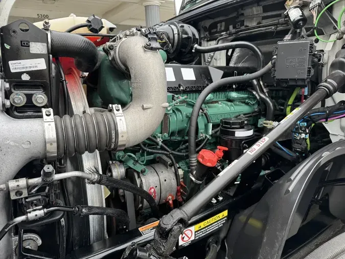2021 VOLVO VNL64T760