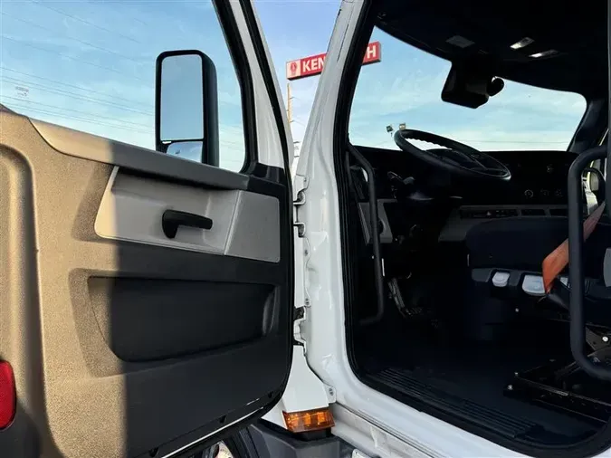 2021 FREIGHTLINER CA126