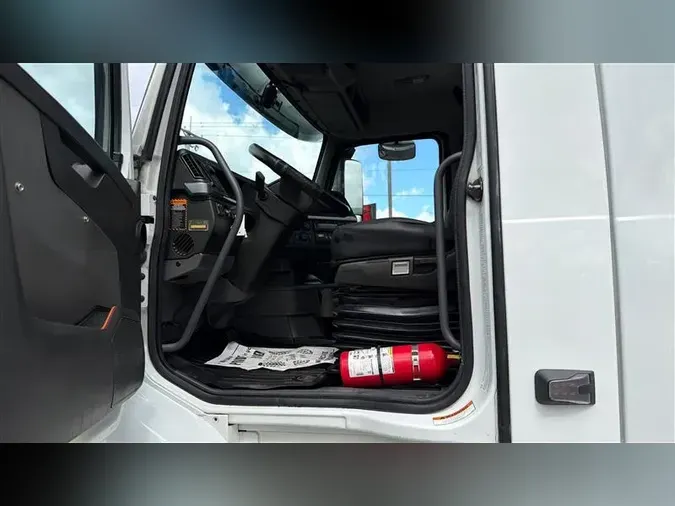 2023 VOLVO VNR64T300