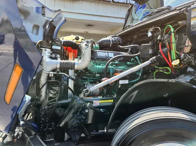 2023 VOLVO VNL64T760