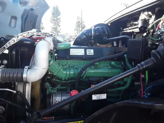 2019 VOLVO VNL64T-300