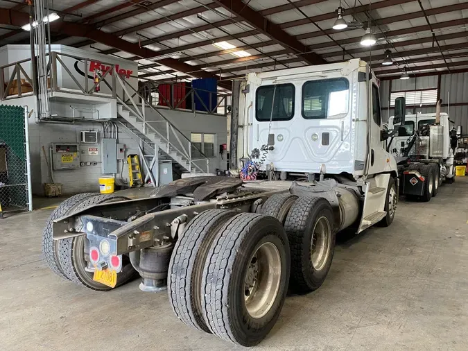 2015 FREIGHTLINER/MERCEDES CASCADIA 125