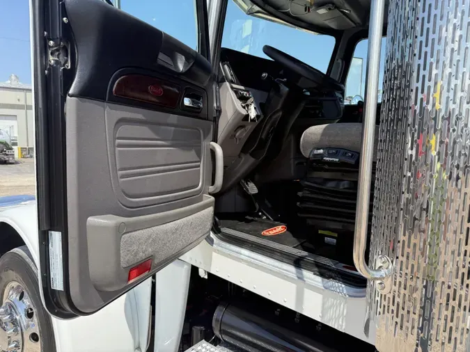 2023 Peterbilt 389
