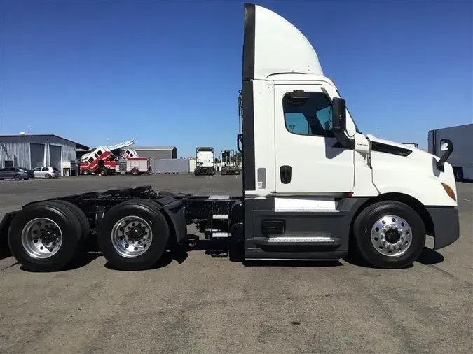 2021 FREIGHTLINER CA126