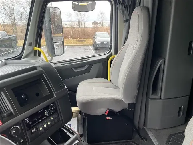 2021 VOLVO VNL740