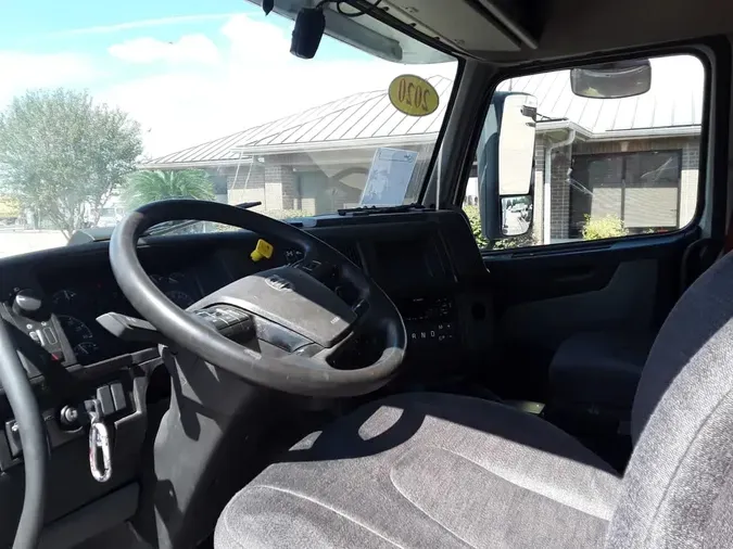 2020 VOLVO VNR64T-640