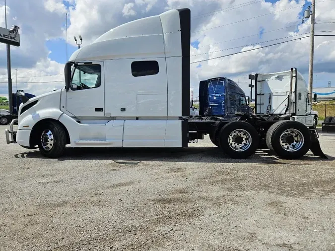 2022 VOLVO VNL64T740
