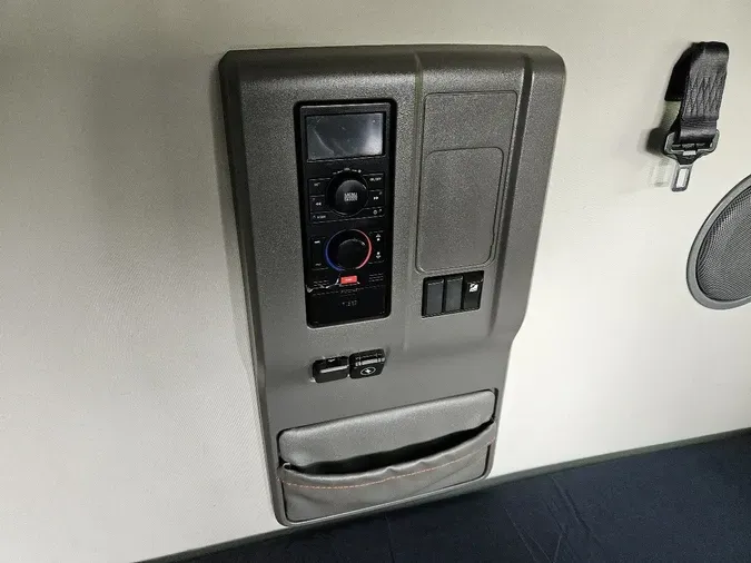 2021 VOLVO VNL64T760