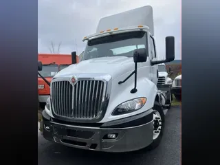 2019 NAVISTAR INTERNATIONAL RH613 DAYCAB S/A