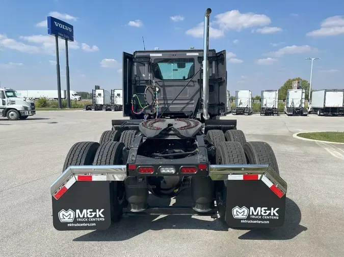 2026 VOLVO VNL64T300