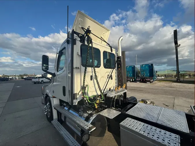 2022 Freightliner Cascadia 126
