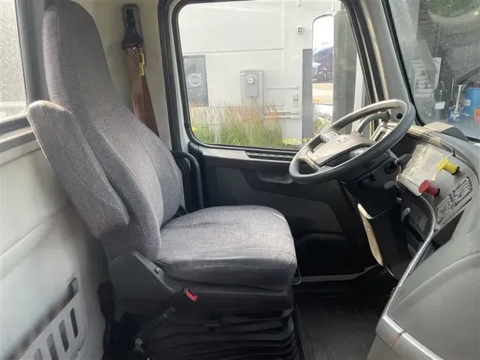 2020 VOLVO VNR64T300