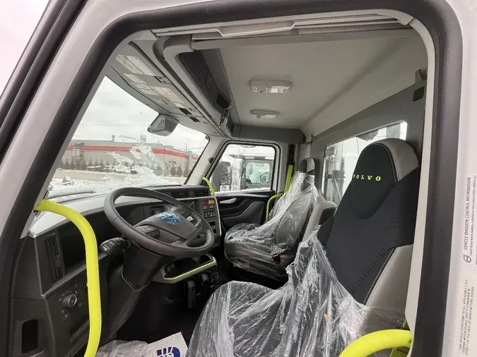 2025 VOLVO VNL64T300