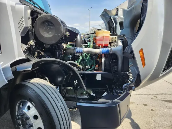2019 VOLVO VNL64T760