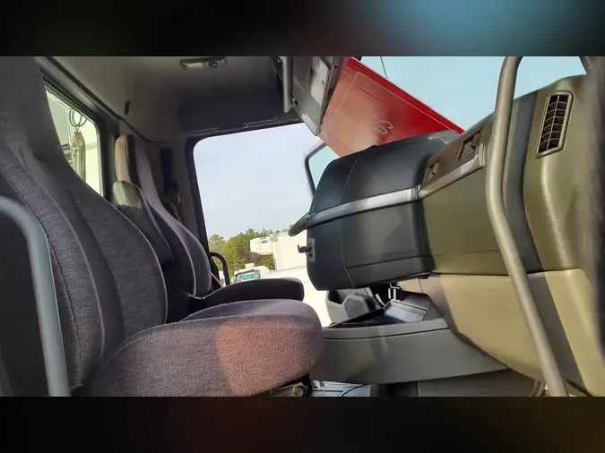 2020 VOLVO VNL64T-300